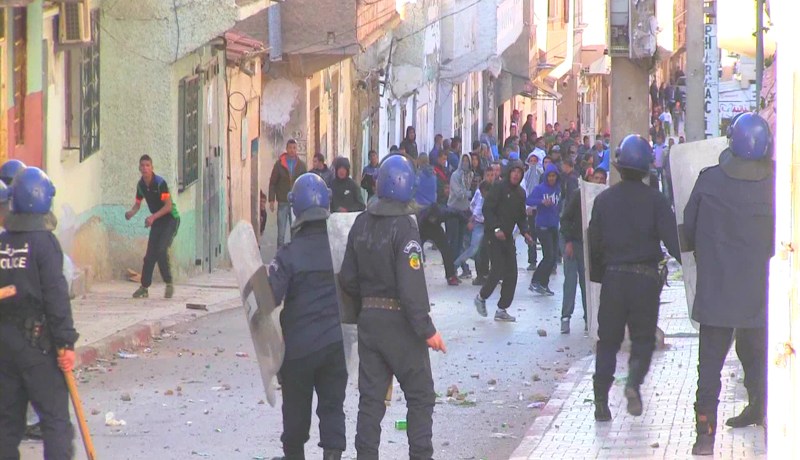 أعمــال شغــب ومواجهــات عنيفــة بــين الشرطــة ومئـات الشبان في خنشلـــة
