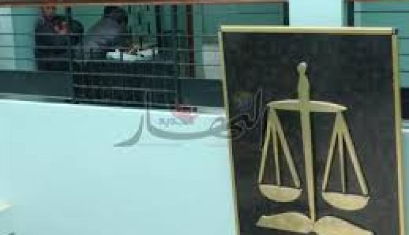 معلمة بالتحضيري تصفع تلميذتها وتدفعها من السلالم في الحميز