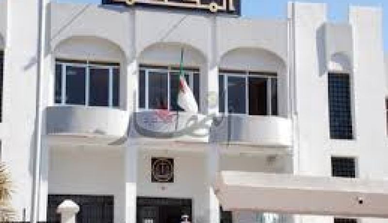 يحاول حرق والديه بعد منعه من قتل شقيقه الأصغر لشربه الخمر في البليدة