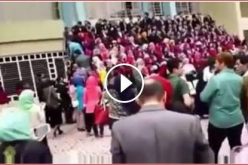 بالفيديو..لحظة سقوط منصة تحمل عشرات الطلبة بجامعة بغداد