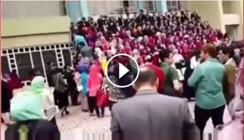 بالفيديو..لحظة سقوط منصة تحمل عشرات الطلبة بجامعة بغداد