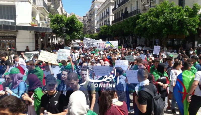 بالصور..الطلبة يخرجون إلى الشارع في مسيرات سلمية