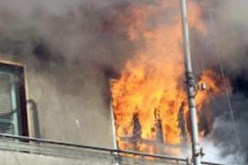 بالفيديو.. وفاة أم بعد انقاذها أطفالها الأربعة من حريق