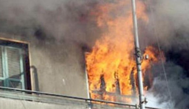 بالفيديو.. وفاة أم بعد انقاذها أطفالها الأربعة من حريق