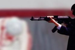 بالفيديو.. أمرأة تقتحم مستشفى بسلاح رشاش