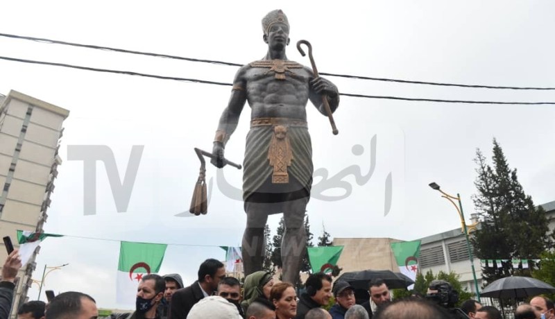 فيديو وصور.. تنصيب تمثال الملك شيشناق في تيزي وزو بمناسبة “يناير”