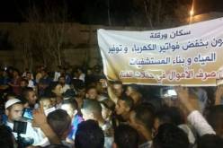 بالصور….المحتجون في ورقلة يؤدون صلاة العشاء أمام مسرح الهواء الطلق
