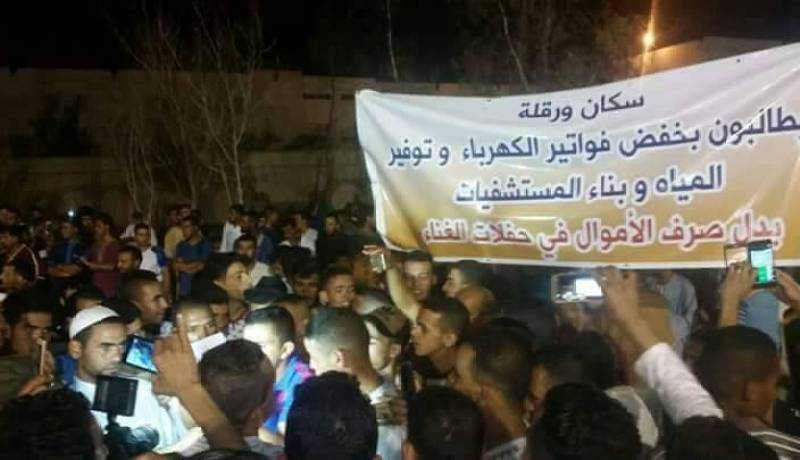بالصور….المحتجون في ورقلة يؤدون صلاة العشاء أمام مسرح الهواء الطلق