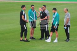 لاعبو الخضر يدخلون ملعب تشاكر بالوشاح الفلسطيني