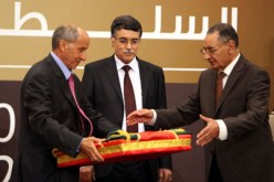 المجلس الانتقالي يسلم السلطة للمؤتمر الوطني بليبيا