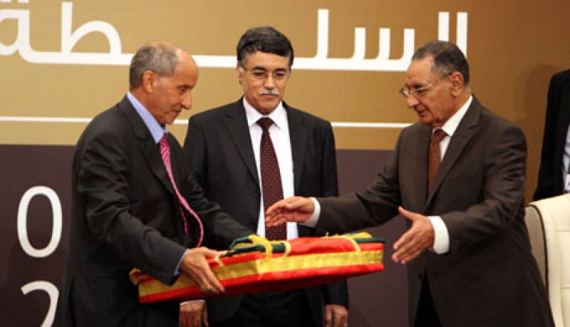 المجلس الانتقالي يسلم السلطة للمؤتمر الوطني بليبيا