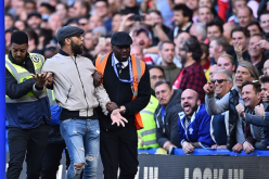 بالصور.. مناصر أرسنال يُعتقل ويتحول إلى مسخرة  