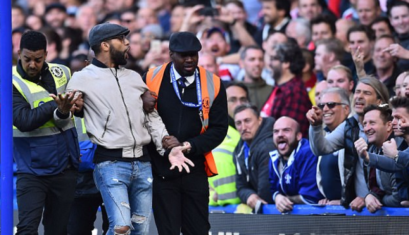 بالصور.. مناصر أرسنال يُعتقل ويتحول إلى مسخرة  