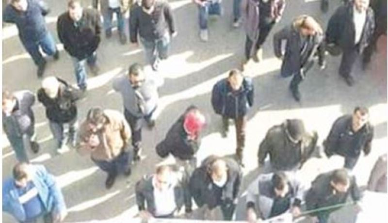 عمّال مصنع “أونيام” يخرجون في مسيرة بشوارع تيزي وزو