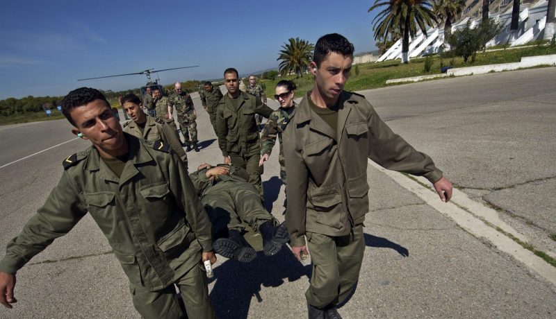 مقتل 4 جنود وإصابة 6 آخرين في كمين نصبه مسلحون بتونس