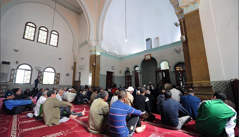 رعية مالي يعتنق الإسلام بمسجد الأنصار في عنابة