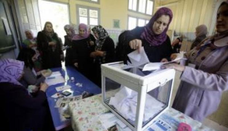 افرادالجالية الوطنية بساقية سيدي يوسيف يؤدون واجبهم الانتخابي في مكتب متنقل