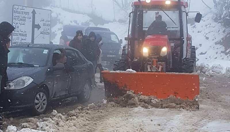 بسبب الثلوج.. عمال الأشغال العمومية يجدون صعوبات لفك العزلة بأعالي بجاية