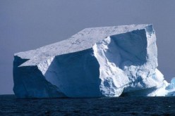 بالصورة الجبل الجليدي الذي أغرق سفينة تايتانيك مايزال صامدا بعد 100 ألف عام