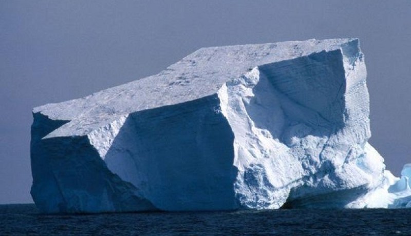بالصورة الجبل الجليدي الذي أغرق سفينة تايتانيك مايزال صامدا بعد 100 ألف عام