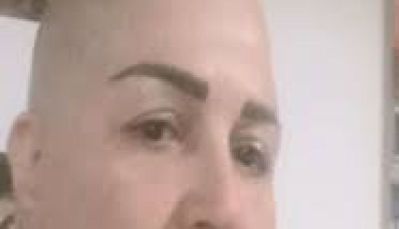 الهام شاهين تحلق شعرها تماما