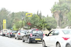 طوابير بالساعات وشجارات بسبـب اللهفة على قطرة بنزين