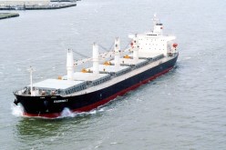 القوات البحرية تنقذ سفينة شحن الحبوب من الغرق بسواحل الغزوات في تلمسان