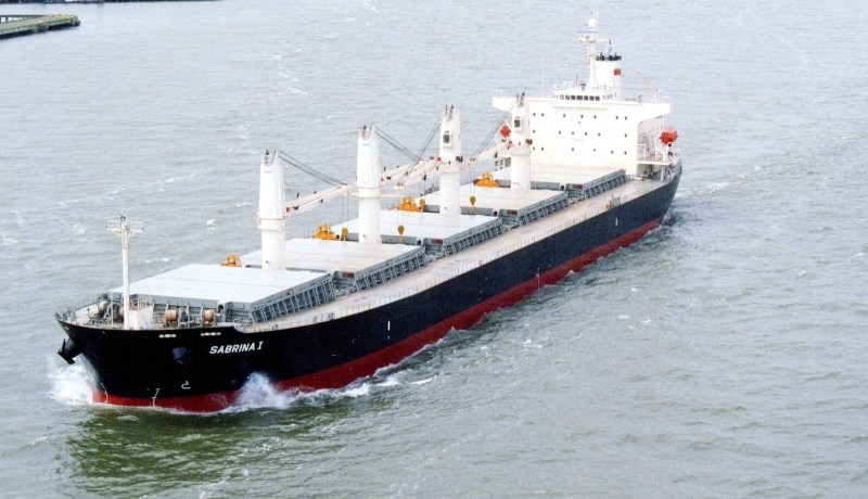 القوات البحرية تنقذ سفينة شحن الحبوب من الغرق بسواحل الغزوات في تلمسان