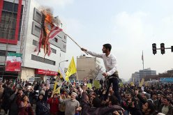 بالصور.. إيرانيون يحرقون العلم الأمريكي ويسخرون من ترامب في ذكرى الثورة