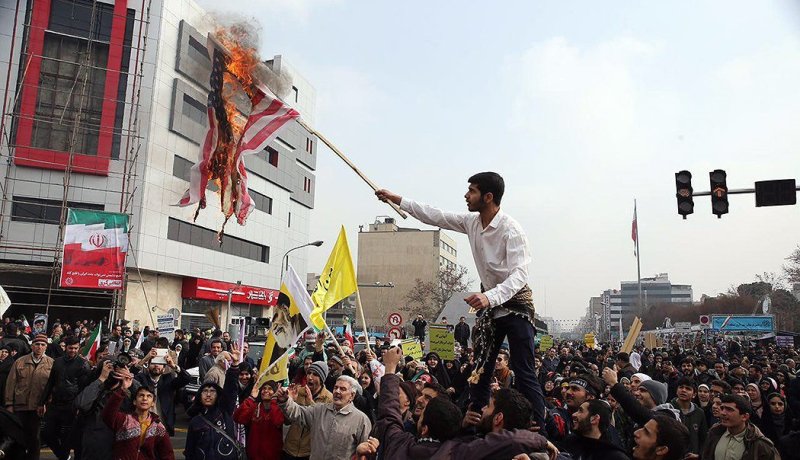 بالصور.. إيرانيون يحرقون العلم الأمريكي ويسخرون من ترامب في ذكرى الثورة