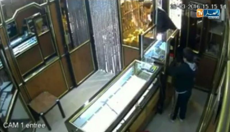 بالفيديو طفل يراوغ صاحب محل للمجوهرات لسرقة المال