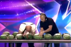 بالفيديو.. جزائري يحطّم 51 بطيخة في أقل من دقيقة