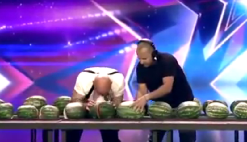 بالفيديو.. جزائري يحطّم 51 بطيخة في أقل من دقيقة