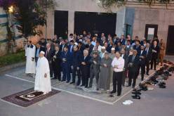 بالصور: غلام الله يؤم المصلين في مقر السفارة الإيرانية بالجزائر