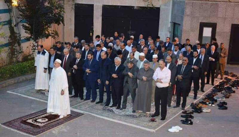 بالصور: غلام الله يؤم المصلين في مقر السفارة الإيرانية بالجزائر
