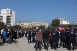 إعتصام 50 طالبا مقصى بسبب الغش الجماعي في إمتحان البكالوريا أمام مقر ولاية الطارف