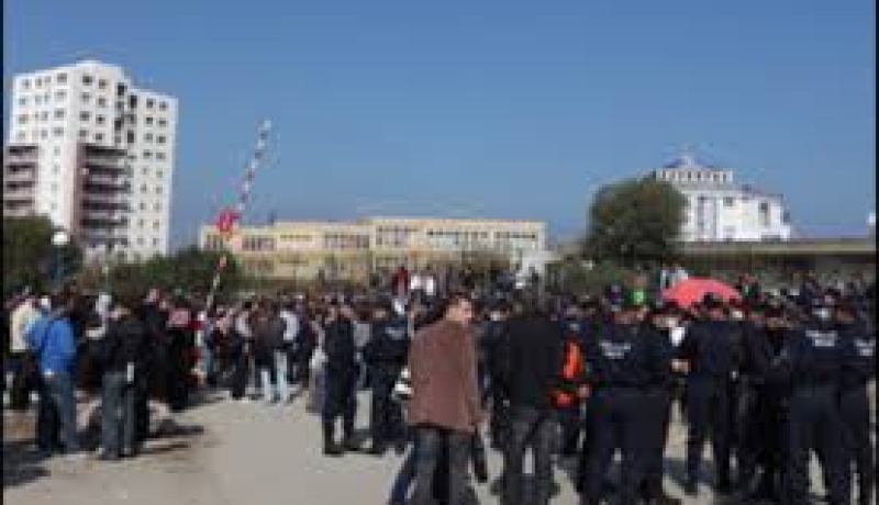 إعتصام 50 طالبا مقصى بسبب الغش الجماعي في إمتحان البكالوريا أمام مقر ولاية الطارف