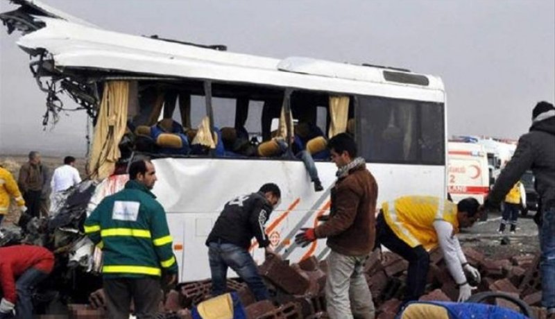 مقتل 12 شخصا إثر اصطدام حافلة ركاب بمقطورة جنوبي باكستان