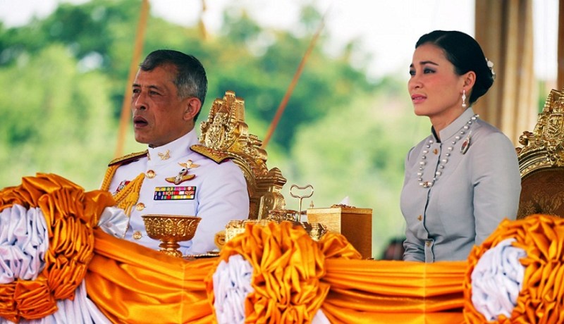 بعد فترة قصيرة من زواجه بمضيفة طيران.. ملك تايلاند يتزوج بالثانية