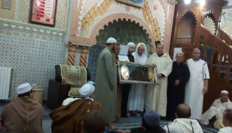 فرنسي يعلن دخوله الإسلام بعد صلاة الجمعة بالشلف..والوالي يكرمه