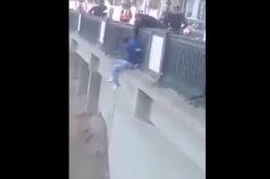 بالفيديو.. هكذا أنقذت الشرطة شابا من الانتحار على أسوار أعلى جسر في وهران