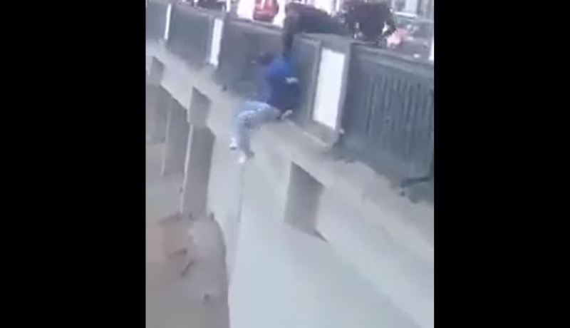 بالفيديو.. هكذا أنقذت الشرطة شابا من الانتحار على أسوار أعلى جسر في وهران