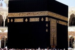 بالفيديو.. شخص يحاول حرق الكعبة المشرّفة