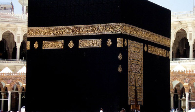 بالفيديو.. شخص يحاول حرق الكعبة المشرّفة