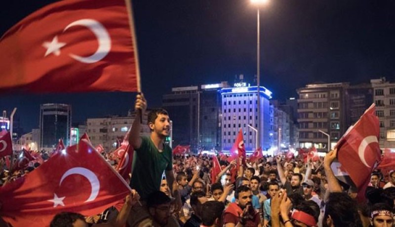 أردوغان يؤكد أن الشرطة والشعب والجيش وقفوا موقفا تاريخيا في وجه الانقلاب