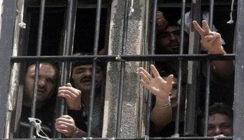 نحو 24 أسيرا فلسطينيا مريضا سيشرعون غدا في إضراب عن الطعام