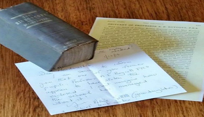 عجوز تعيد كتابا سرقه جدّها من مكتبة مدرسة قبل 120 عاما