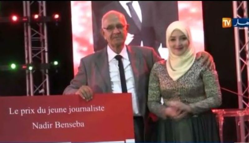 الإعلامية لميس زبيري تكرم بجائزة الشاب الصحفي