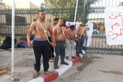 بطالون يلفّون أعناقهم بالحبال ويمزقون أجسادهم بشفرات الحلاقة أمام مقر الولاية بورڤلة