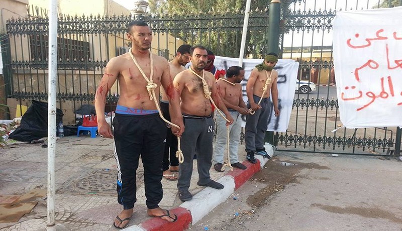 بطالون يلفّون أعناقهم بالحبال ويمزقون أجسادهم بشفرات الحلاقة أمام مقر الولاية بورڤلة